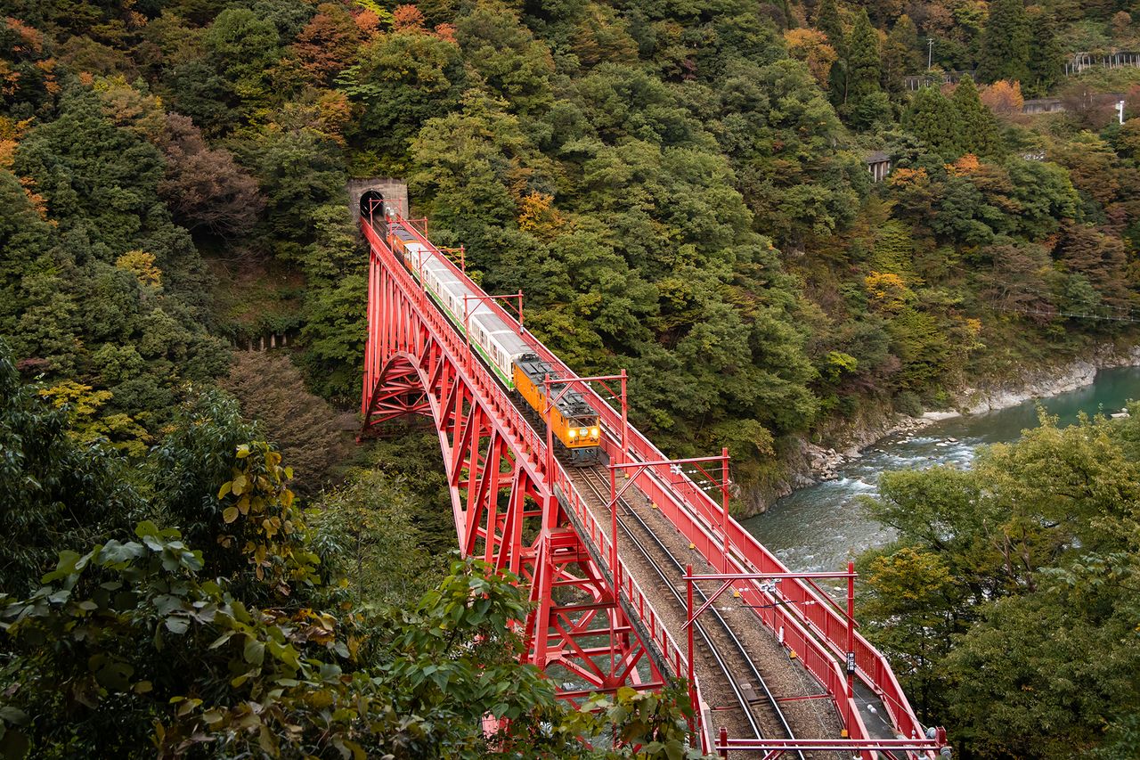 Una vista al atardecer del ferrocarril desde el mirador de Yamabiko. 