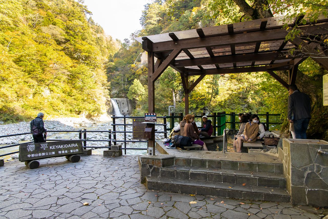 El mirador de Kawahara, desde donde podrá observar el puente de Okukane y sus alrededores montañosos. El baño de pies goza de gran popularidad por ser gratuito. 