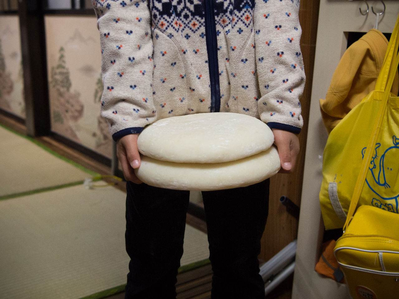 Se cree que las pastas de arroz toshimochi, tanto voluminosas como pesadas, son la forma original de los regalos de Año Nuevo para los niños conocidos como otoshidama.