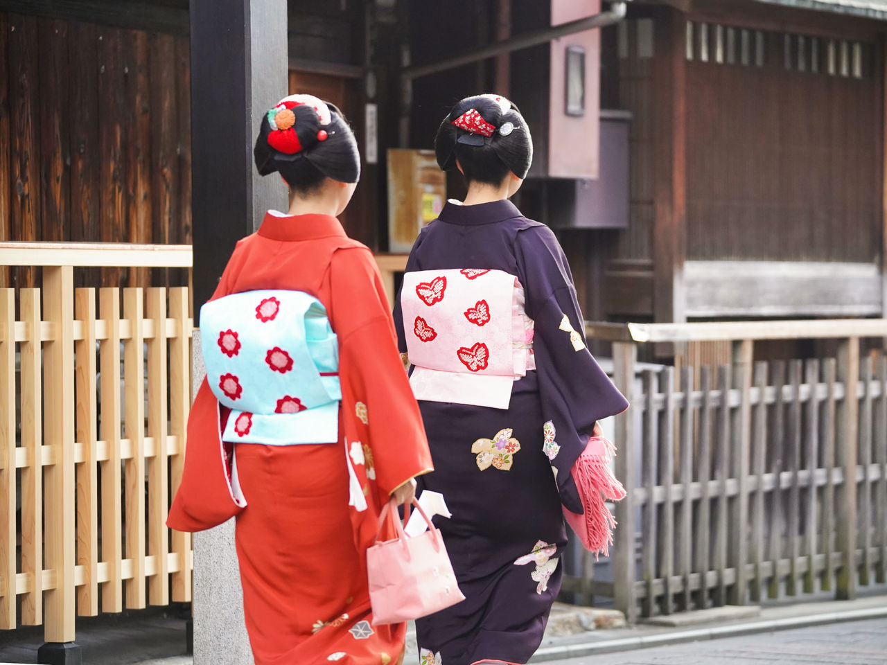 Unas geiko de Gion en su camino hacia el koto hajime. En muchos casos, se visten con kimonos, obis (fajas) y adornos que hacen juego.