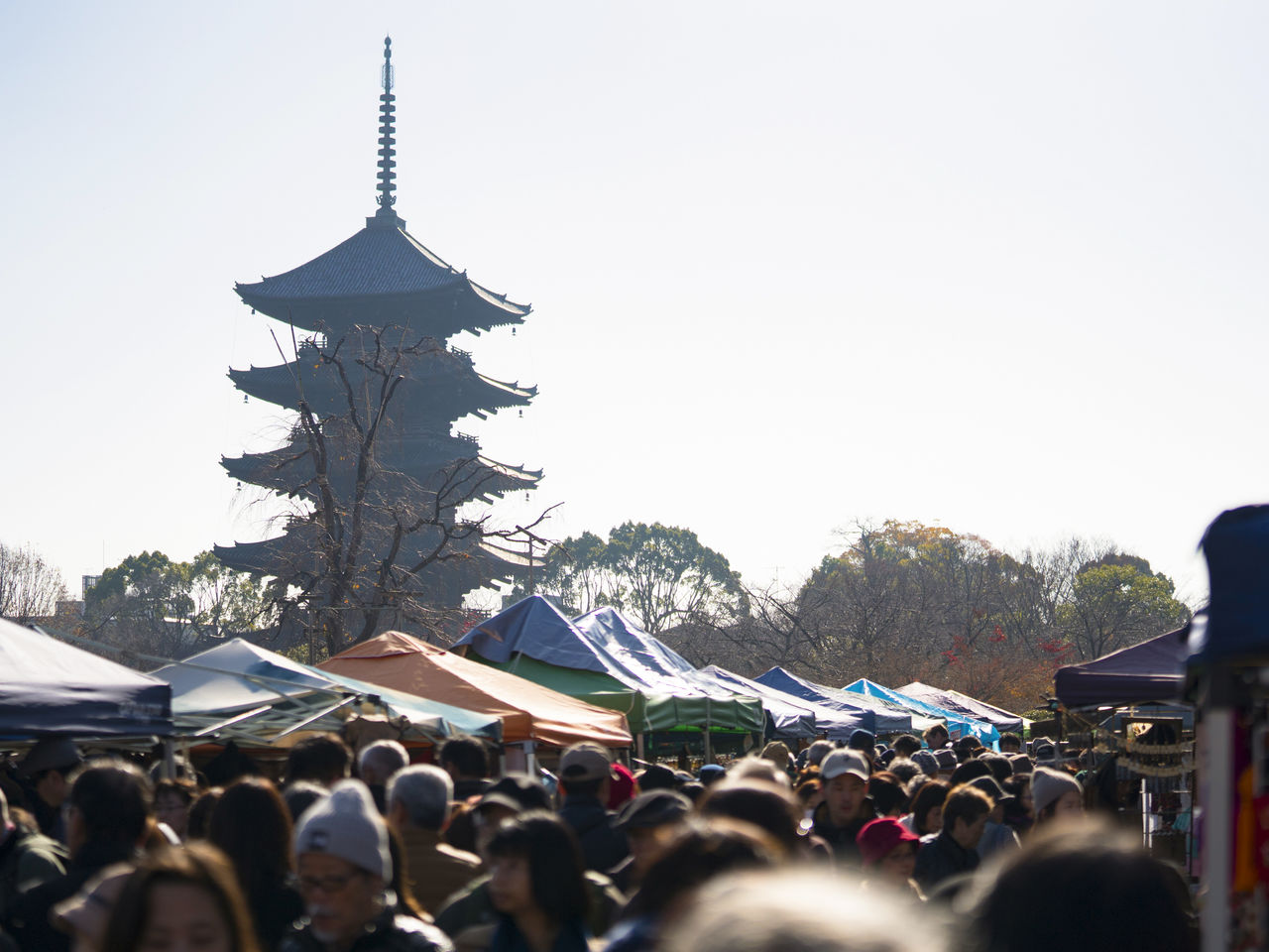 El mercado Shimai Kōbō del templo Tōji atrae a grandes multitudes.
