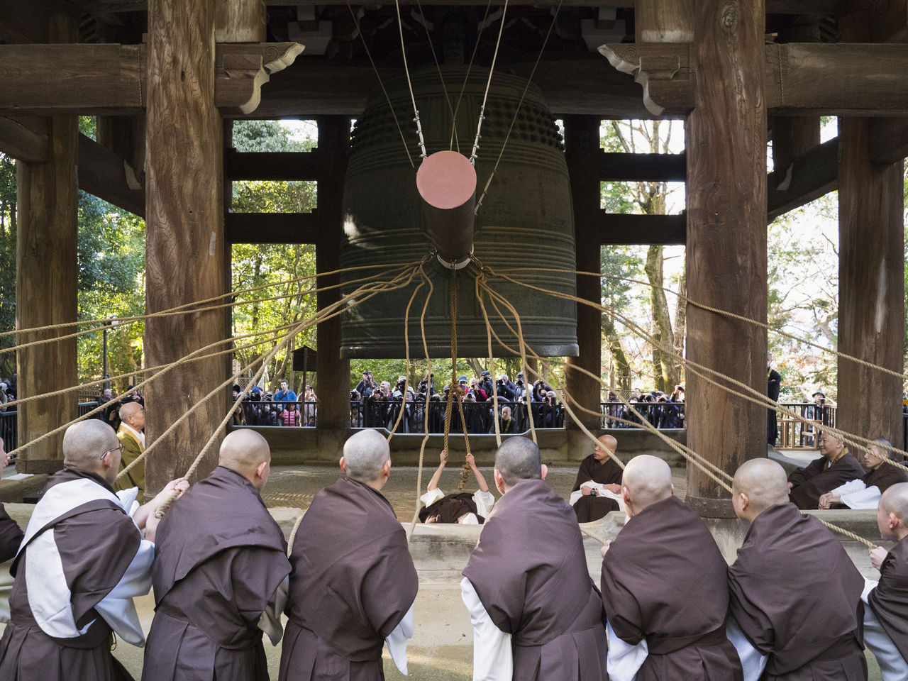 La campana es tocada vigorosamente por un monje que sujeta la cuerda principal y 16 monjes que sostienen las secundarias.