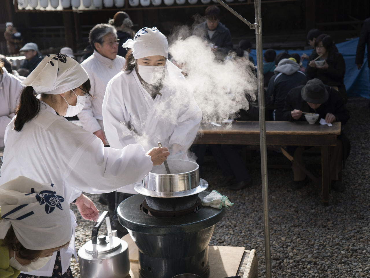 En el recinto del santuario de Gokōnomiya se sirven gachas de arroz con siete hierbas que, según se dice, alejan a los malos espíritus y eliminan todas las enfermedades.