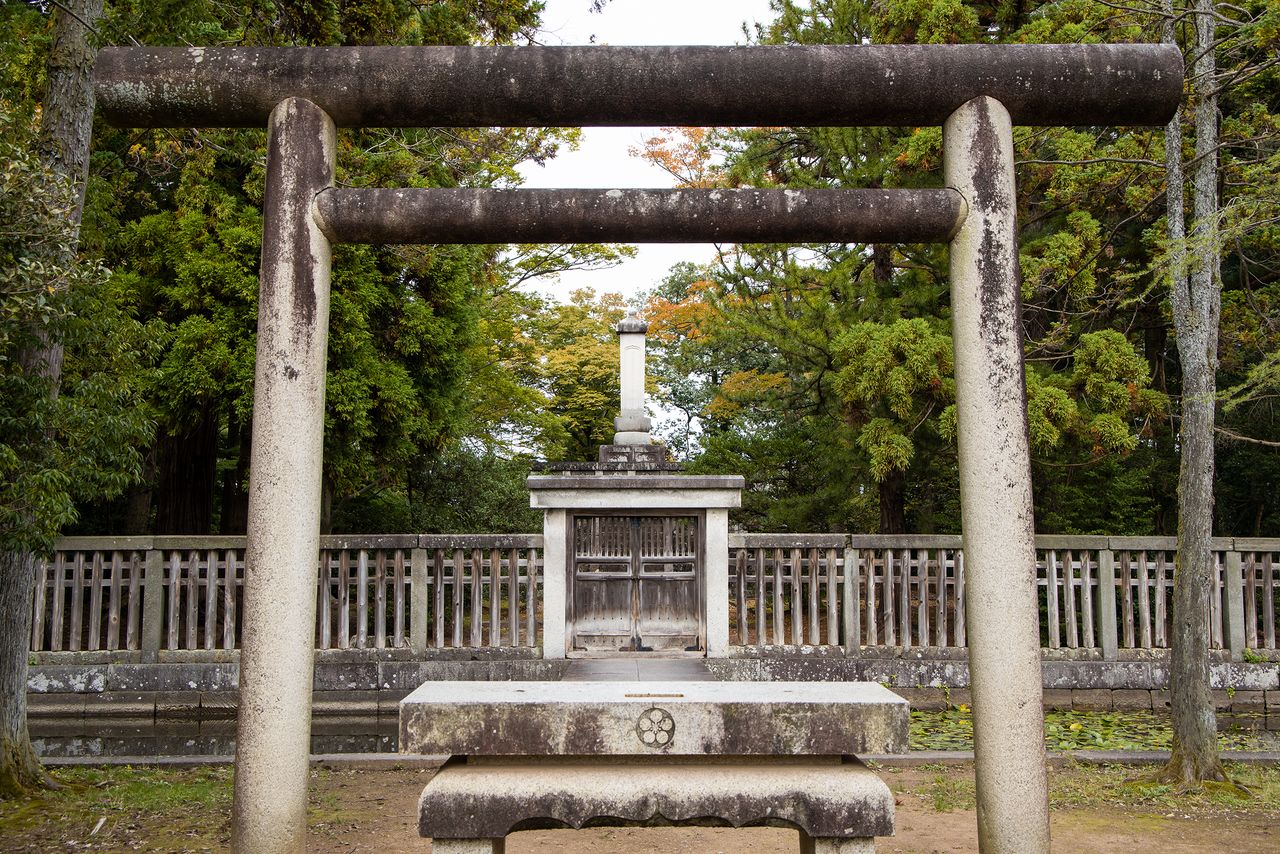 La tumba del Maeda Toshinaga y el templo Zuiryūji están conectados por la avenida Hacchō-michi que se extiende unos 870 metros hacia el este desde el portal Sōmon.