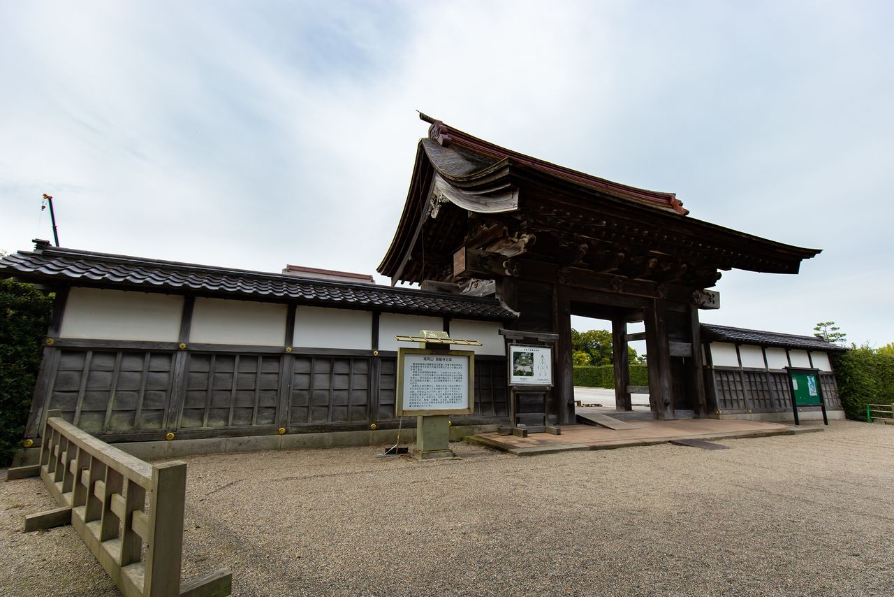 El portal Sōmon, patrimonio cultural de importancia de Japón, fue construido en el periodo Shōhō.