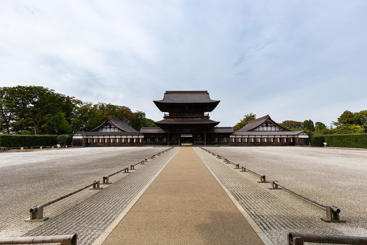No debe extrañarnos que este templo sea conocido como el Byōdōin de Hokuriku. El portal Sanmon (tesoro nacional de Japón), de 18 metros de altura, fue reconstruido en 1820. El pabellón residencial y el monasterio son patrimonio cultural de importancia de Japón.