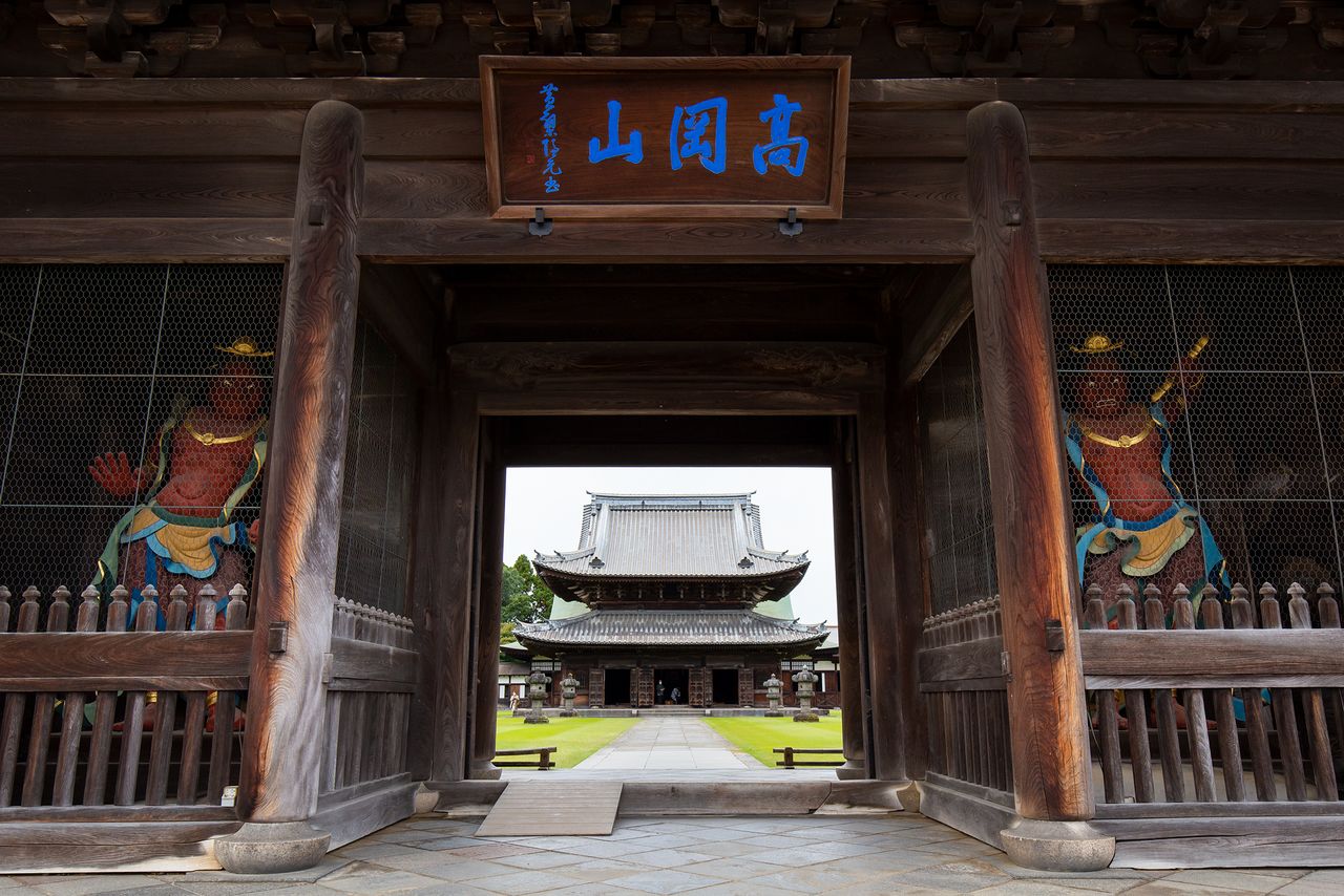 El pabellón de Buda queda perfectamente enmarcado en el portal. La caligrafía que está en la parte superior es del monje Ingen, fundador de la escuela Ōbaku que tenía una relación cercana con la escuela Sōtō.
