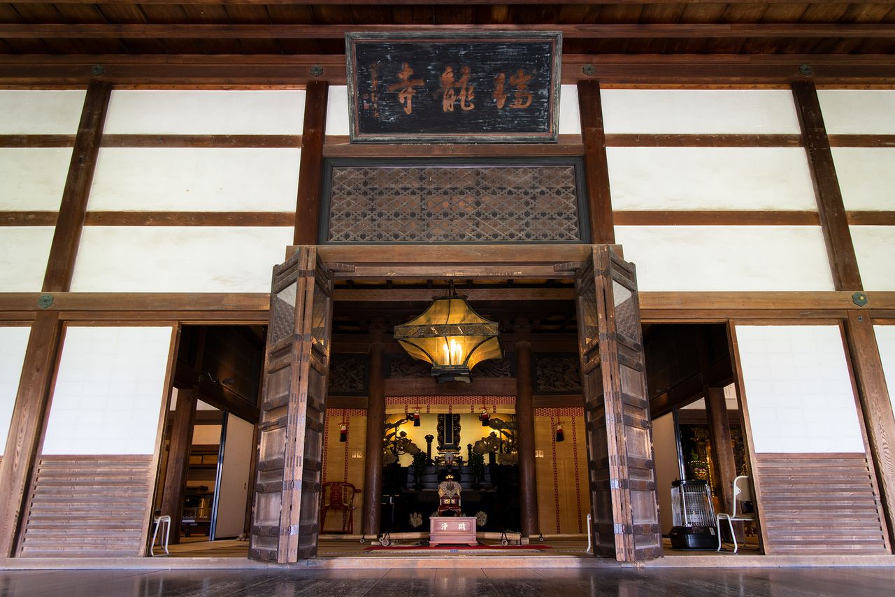 En el altar central del pabellón de recitación está consagrada la tableta mortuoria de Toshinaga.