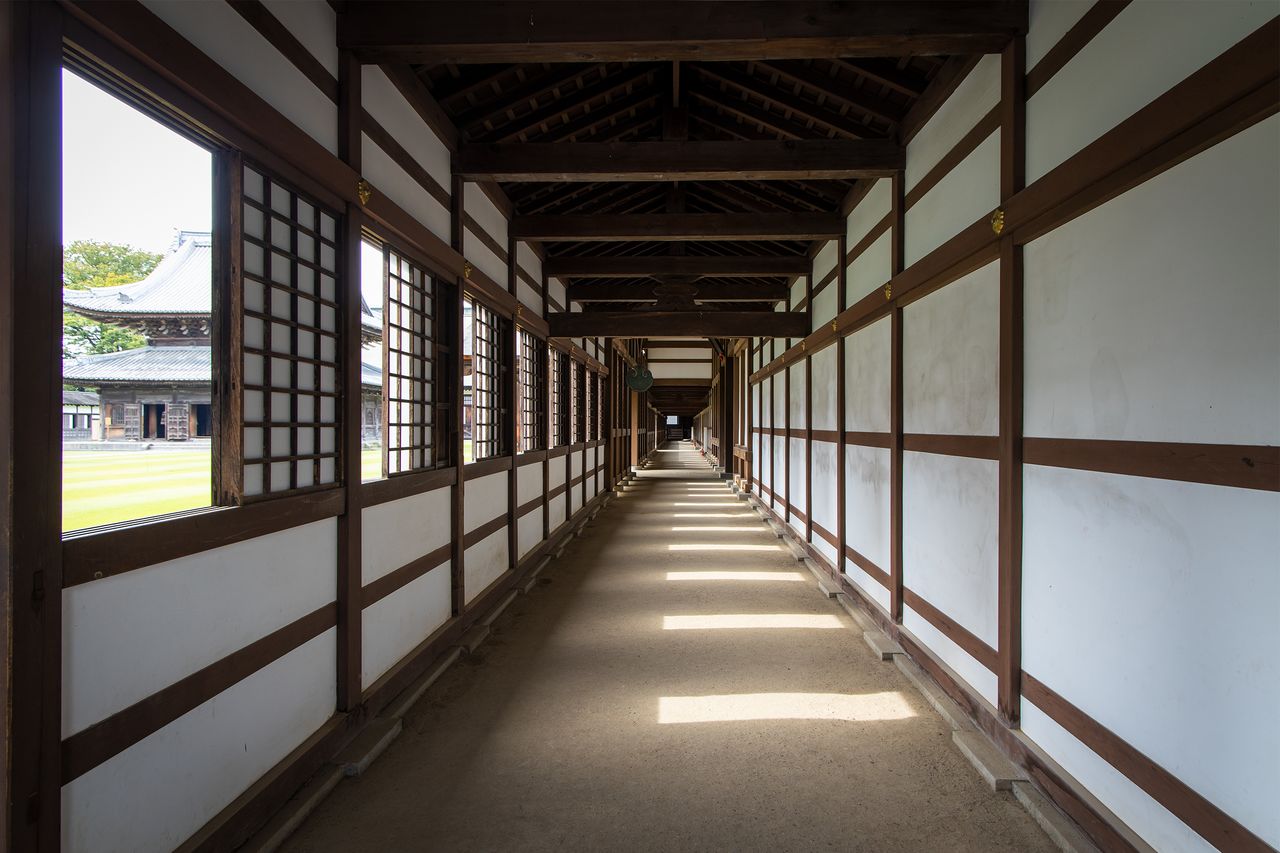 El interior de un pasillo de más de 300 metros de longitud. La vista a través de las ventanas del pabellón de Buda es magnífica. 