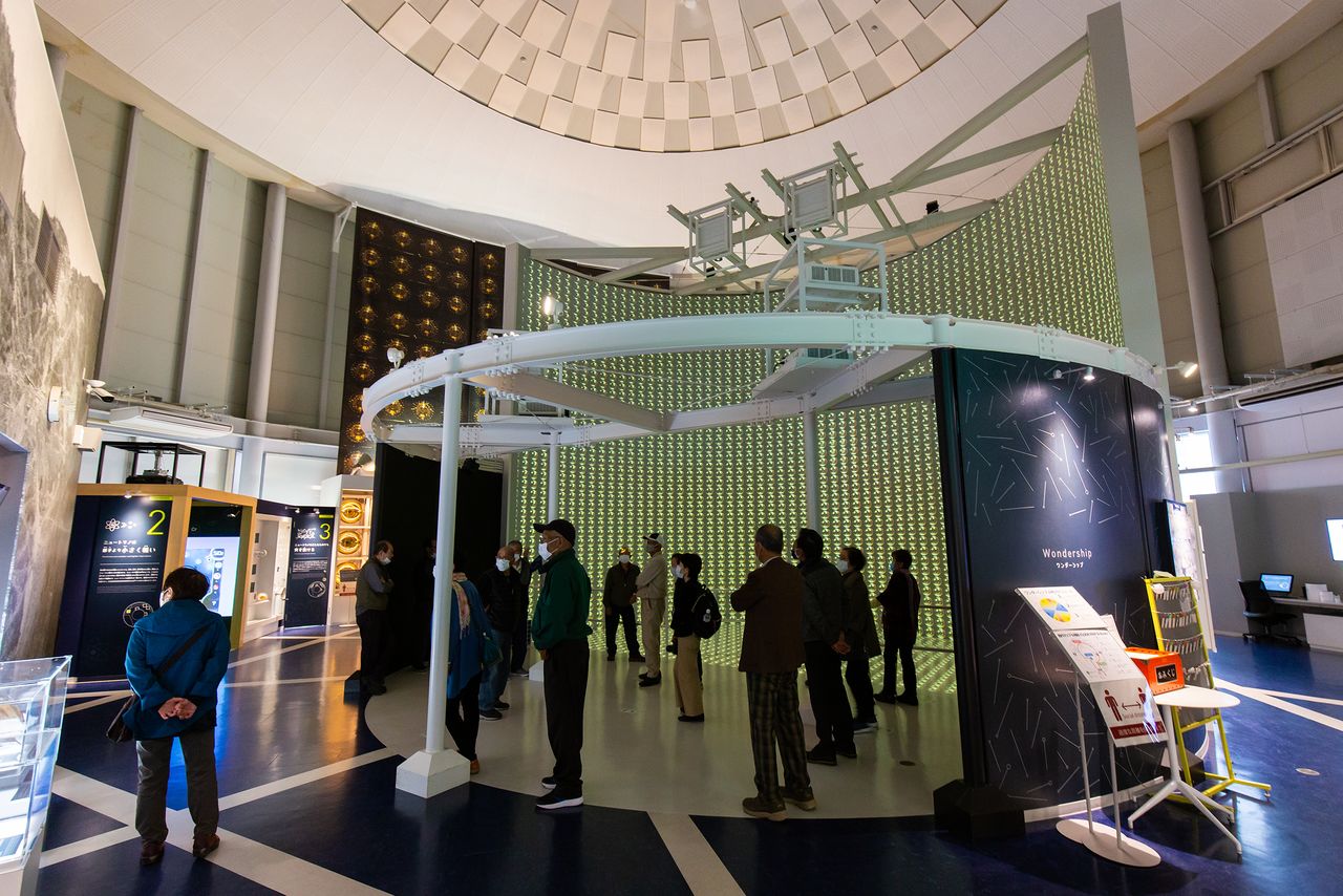 El interior del Museo Espacial KamiokaLab, donde adultos y niños disfrutan aprendiendo.