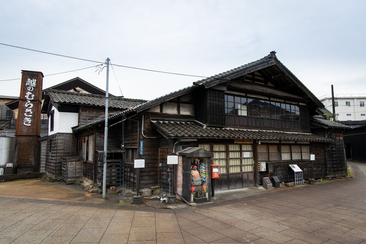 La sede de la empresa Koshi no Murasaki data del año 1877. Tanto el edificio principal como su almacén han sido designados bienes culturales tangibles de Japón. La chimenea de ladrillos que se levanta frente al almacén se ha convertido en un símbolo de Settaya.