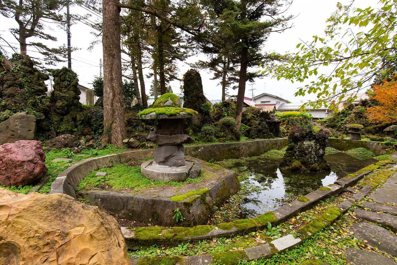 Los jardines están abiertos al público en fines de semana y días festivos. En ellos se puede apreciar la estética particular de Yoshizawa. Se dice que algunas de las estatuas las esculpió él mismo. 