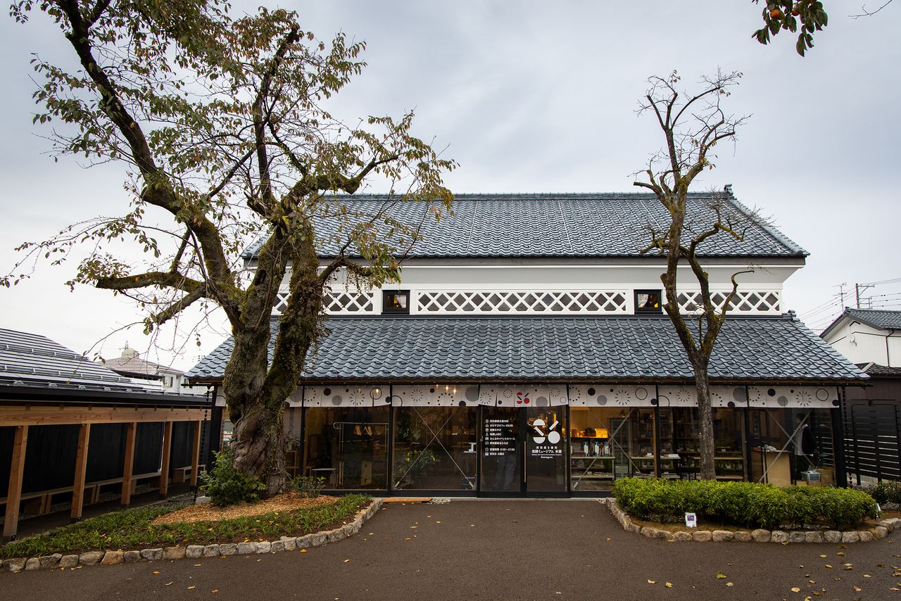El museo Komegura es el centro del turismo de Settaya. En el fondo del pasillo a la izquierda está el estacionamiento Settaya gestionado por el municipio de Nagaoka.