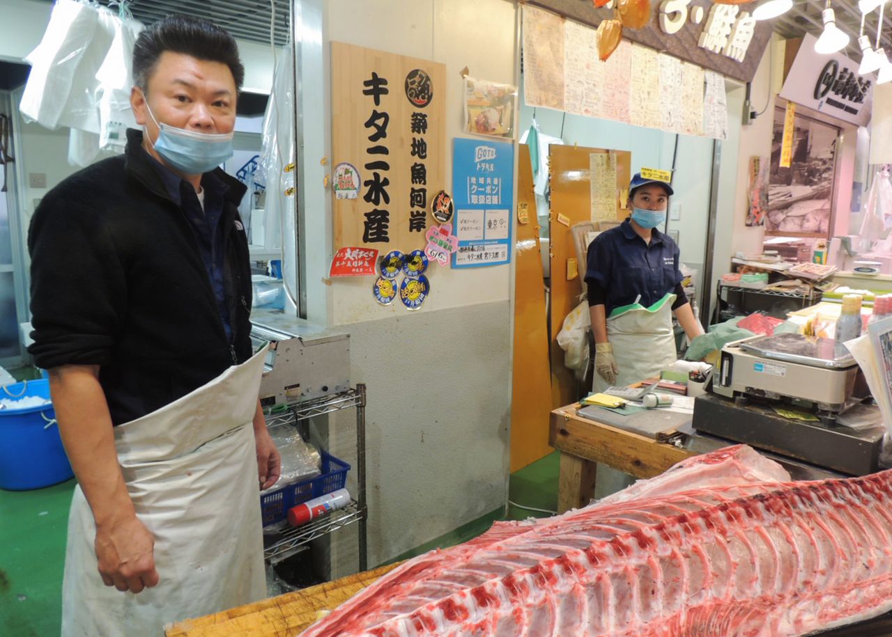 En el puesto que Kitani Suisan tiene en Tsukiji Uogashi, venden atún rojo del Atlántico traído directamente del mercado de Toyosu (imagen del autor).