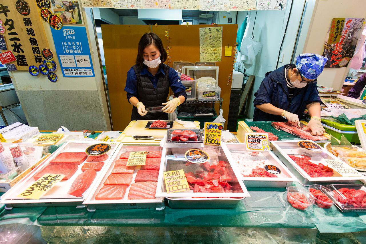 Se pueden comprar, a precios asequibles, carne de la espina y trozos gordos de atún rojo del Atlántico pescado en Ōma.