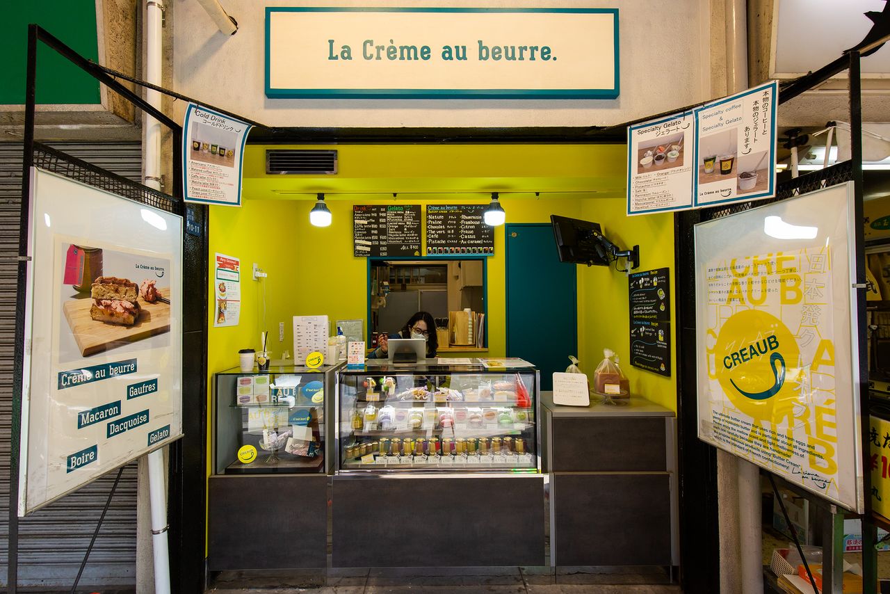 La estética cuca de La Crème au beurre destaca entre los establecimientos del mercado exterior. 