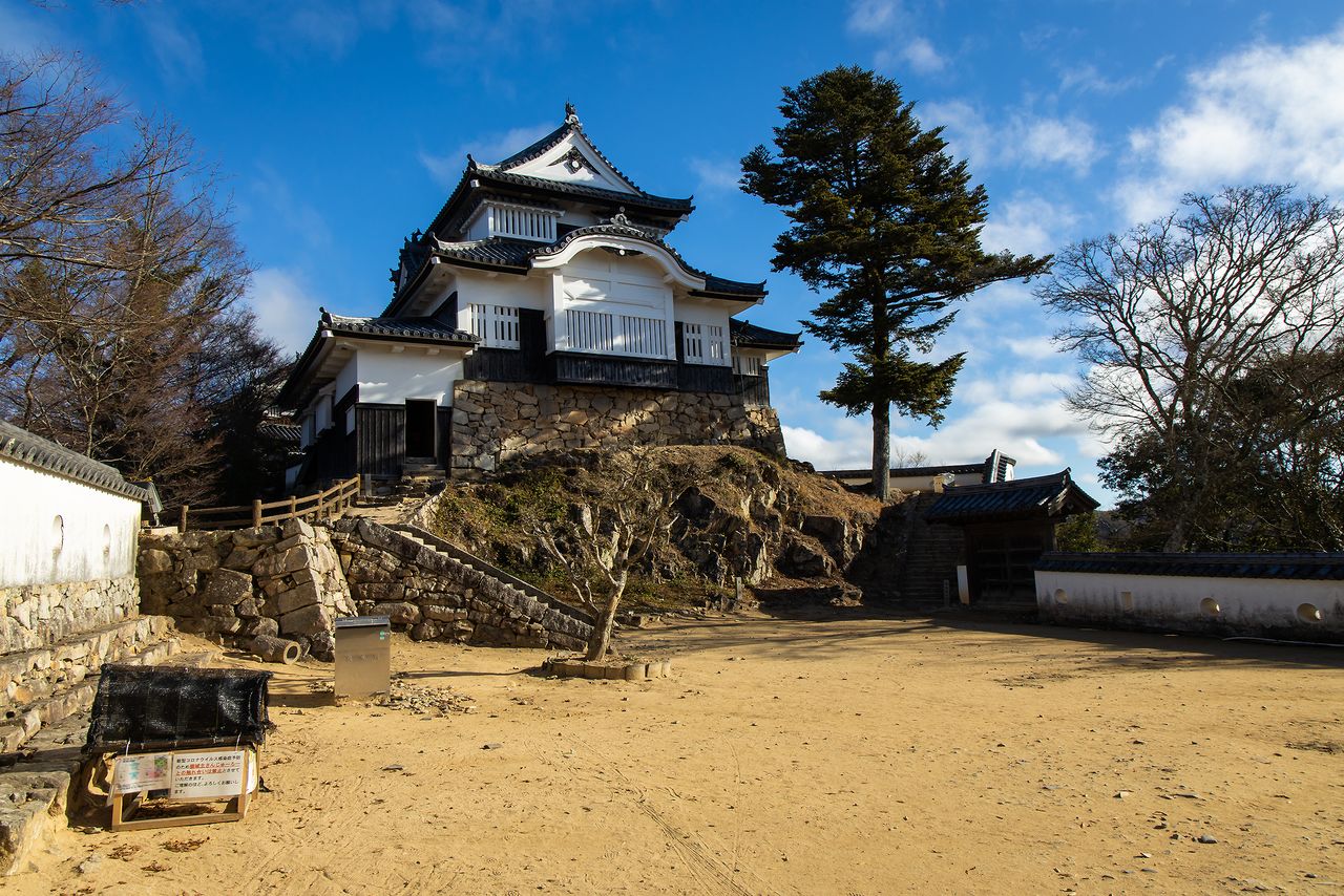 El lugar de descanso de Sanjūrō está justo en frente del torreón del castillo. 