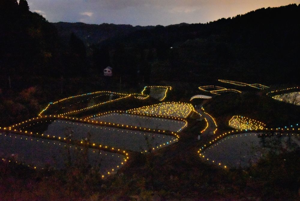 El paisaje de los arrozales y estanques escalonados de Yamakoshi durante el festival de luces. Fotografía por cortesía de la Convención de Turismo de Nagaoka.