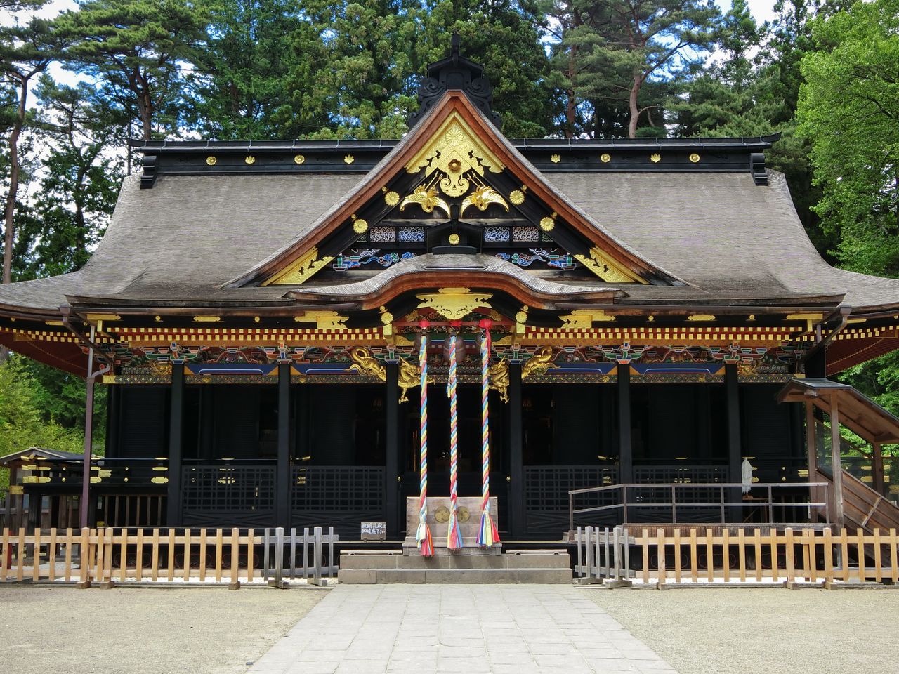 El edificio del santuario, tesoro nacional, situado en la parte trasera del recinto, es la estructura de estilo gongen más antigua de Japón. (Fotografía por cortesía de la Asociación Internacional de Turismo y Convenciones de Sendai)