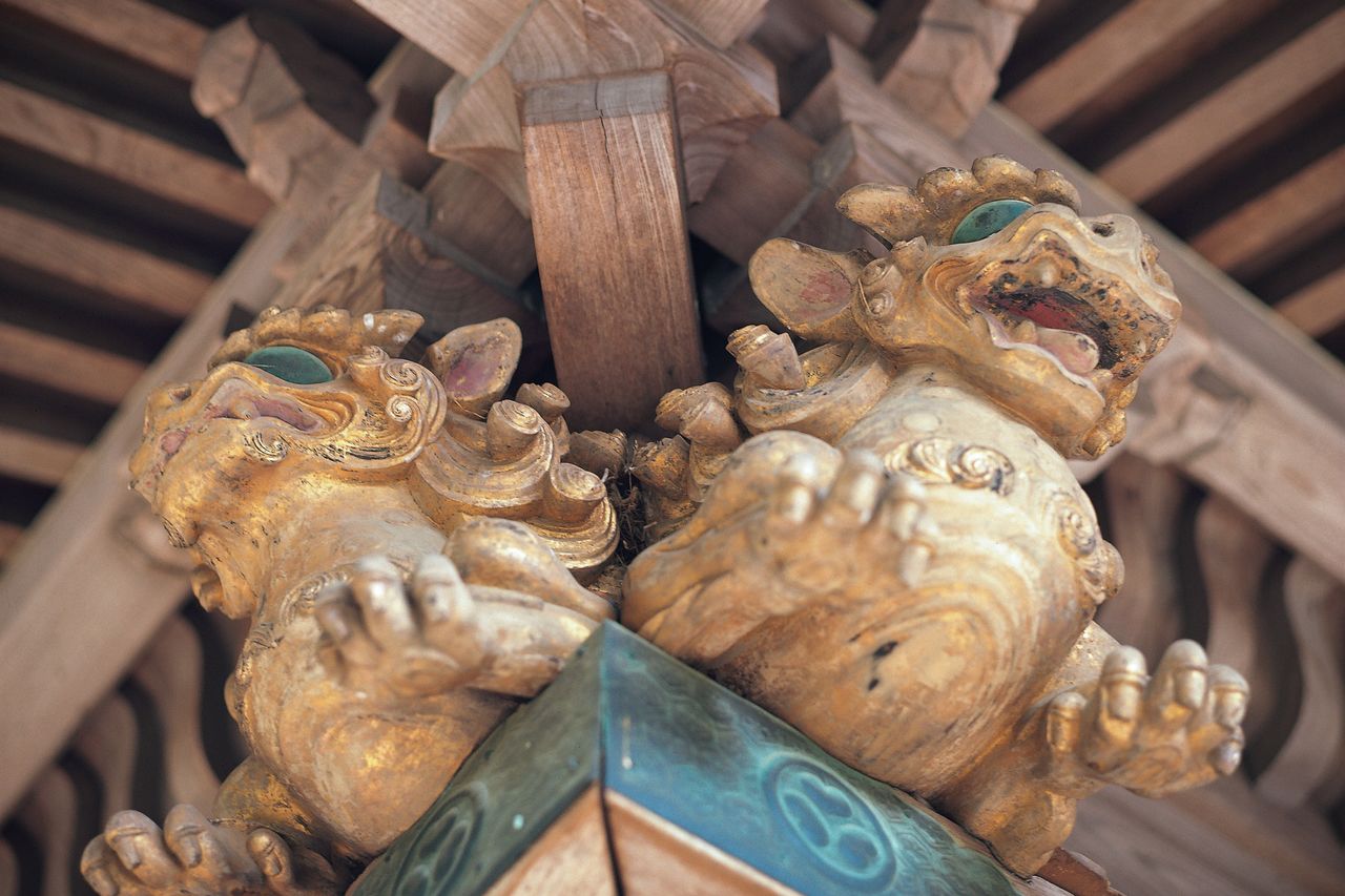 Esculturas de kara-jishi (leones chinos) que adornan el pabellón principal. (Fotografía por cortesía de la Asociación Internacional de Turismo y Convenciones de Sendai)