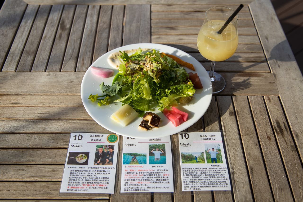 Las tarjetas explicativas que acompañan el plato presentan las preferencias de los productores. 