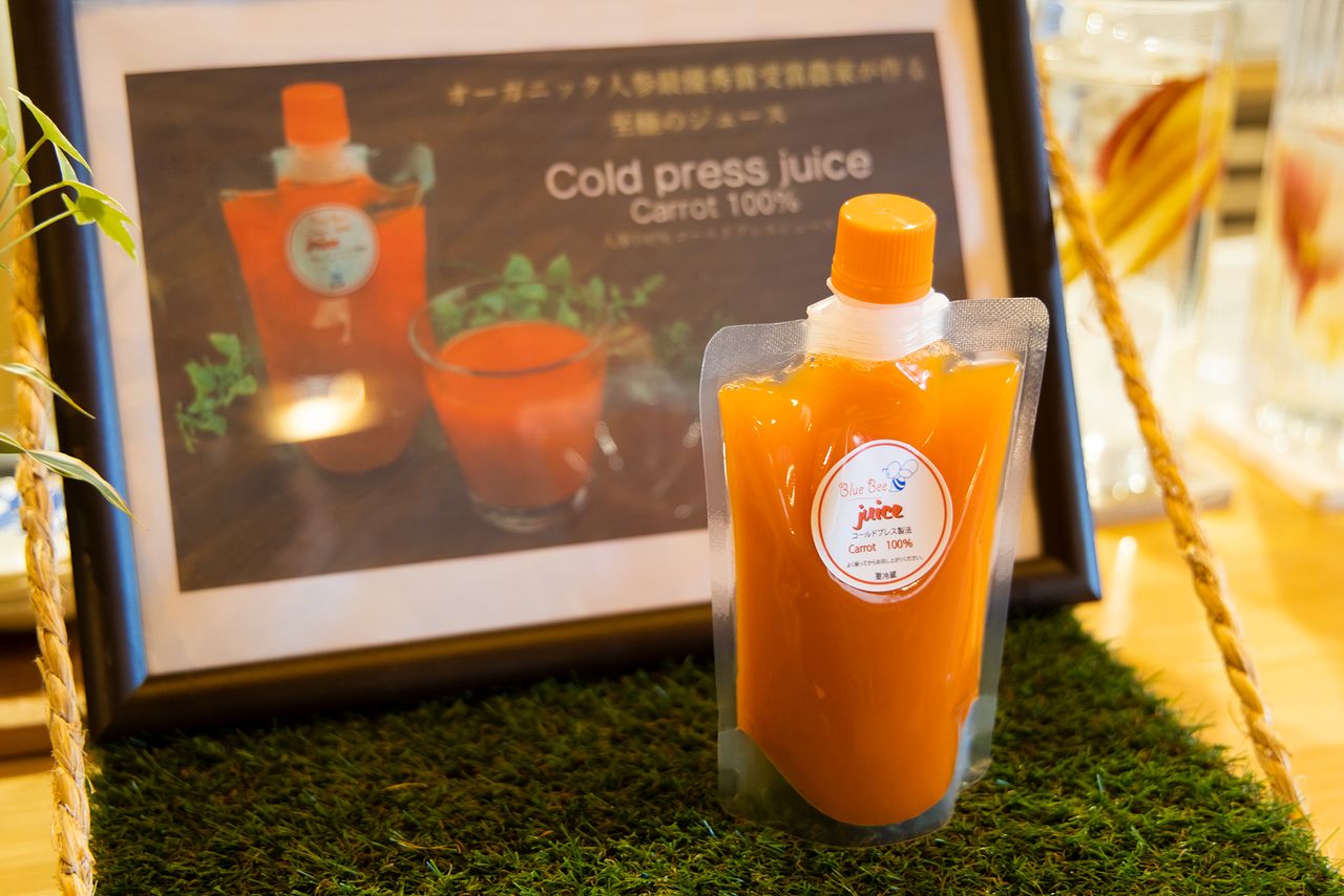 Aunque podría conseguir un sabor más dulce, Onodera prefiere que el jugo prensado en frío tenga el sabor natural de las zanahorias. Está disponible en línea también. 