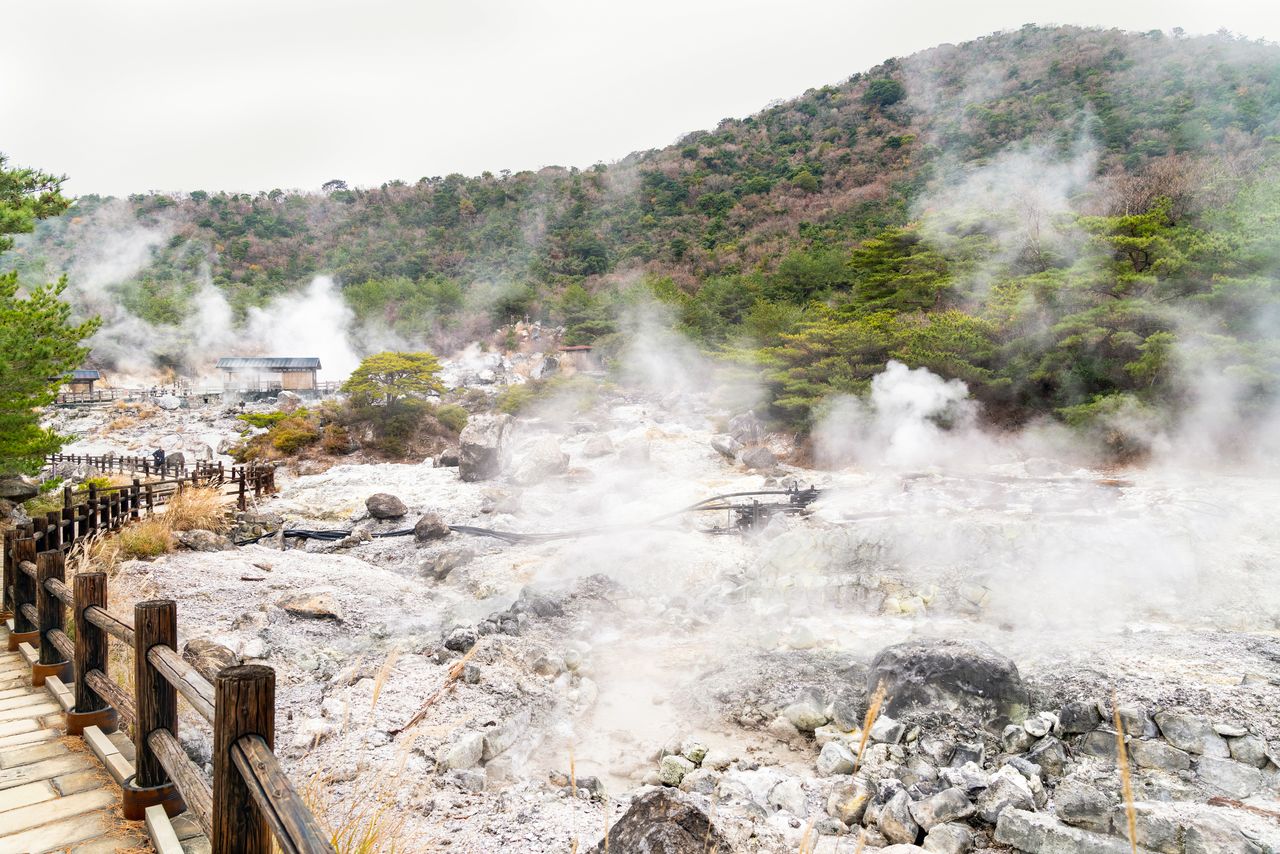 En las aguas termales de Unzen hay más de 30 lugares conocidos como infierno, ya que el vapor que expulsan las grietas volcánicas huele a azufre. Fotografía: PIXTA.