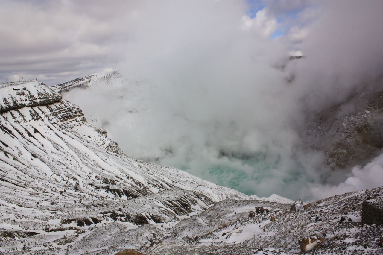 El cráter de Nakadake adornado con la nieve del invierno. Es posible llegar en coche o en teleférico. Fotografía: Organización para la Promoción del Turismo de Kyūshū.