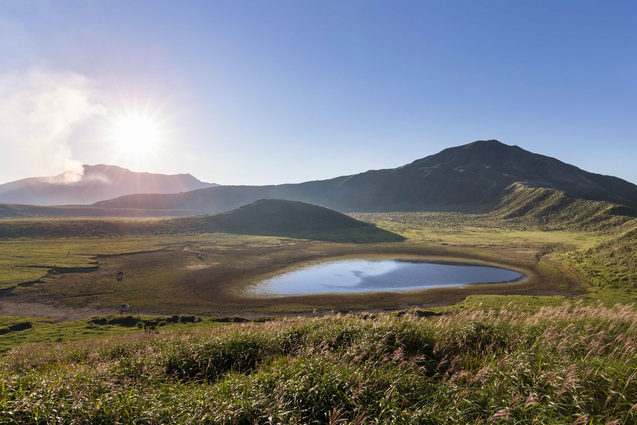 Un lago en Kusasenri-ga-hama, que es un antiguo cráter de un kilómetro de diámetro. Fotografía: Organización para la Promoción del Turismo de Kyūshū.
