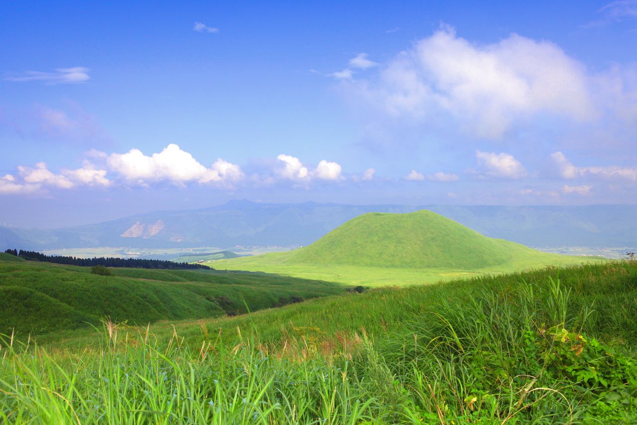 Komezuka, un volcán que tendría unos 3000 años de existencia. En la cumbre todavía se puede ver el resto del cráter. Fotografía: Organización para la Promoción del Turismo de Kyūshū.