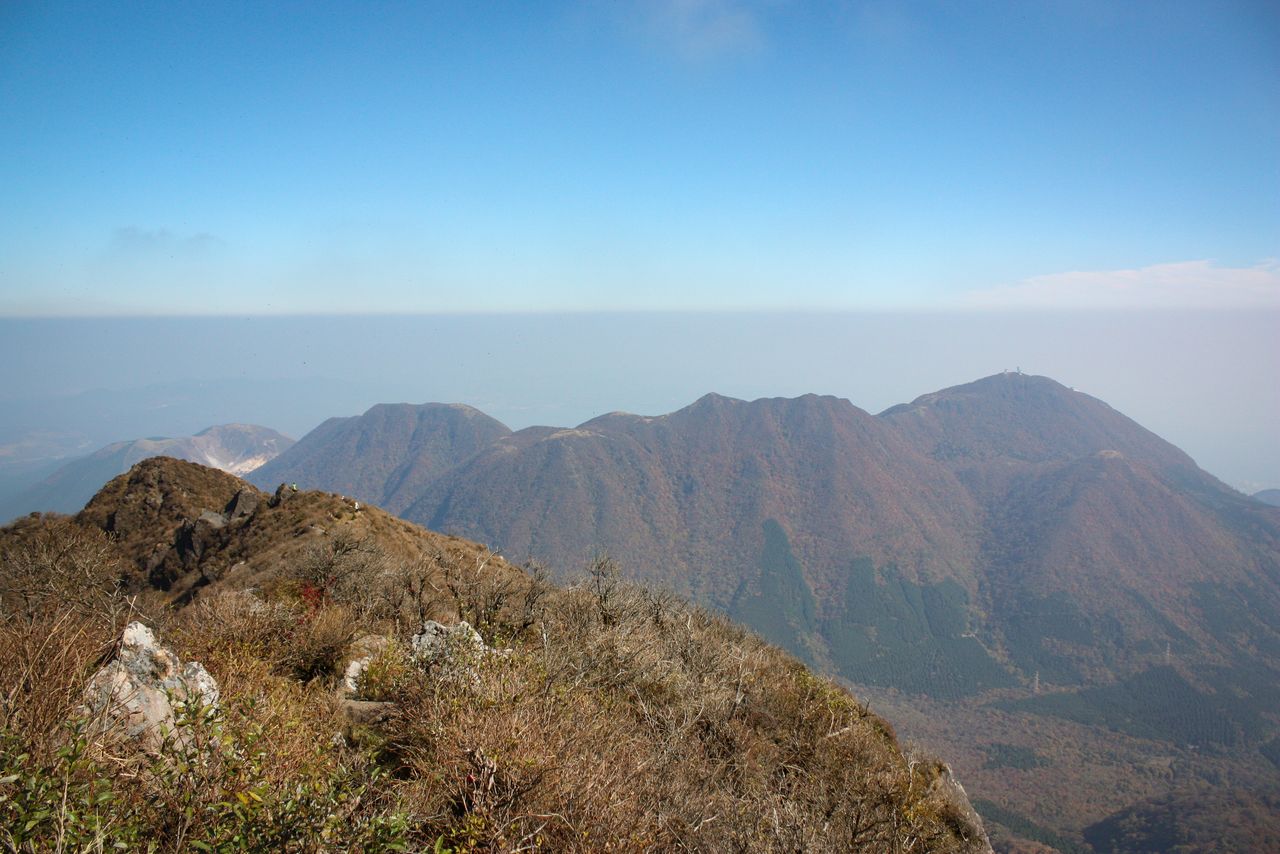 La vista del monte Tsurumi desde el monte Yufu. Fotografía: Organización para la Promoción del Turismo de Kyūshū.