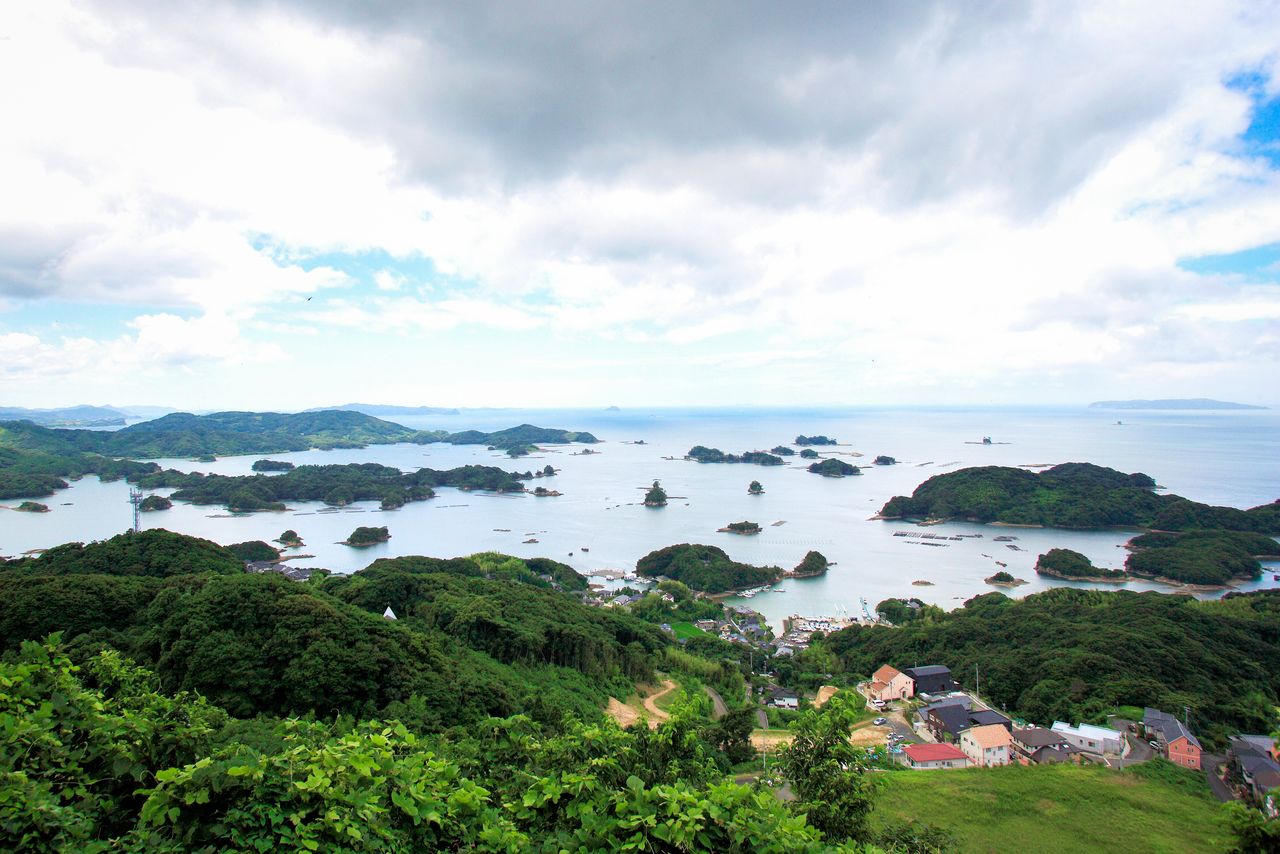 El paisaje de las Kujūkushima del sur, visto desde el mirador del monte Ishidake. Fotografía: Organización para la Promoción del Turismo de Kyūshū.