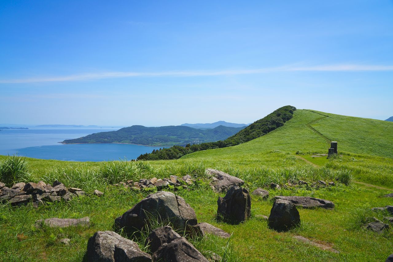 Un paisaje popular es el altiplano volcánico de basalto del paso de Kawachi en la ciudad de Hirado. Desde aquí se puede admirar el mar de Genkai y las islas Kujūkushima del norte. Fotografía: PIXTA.