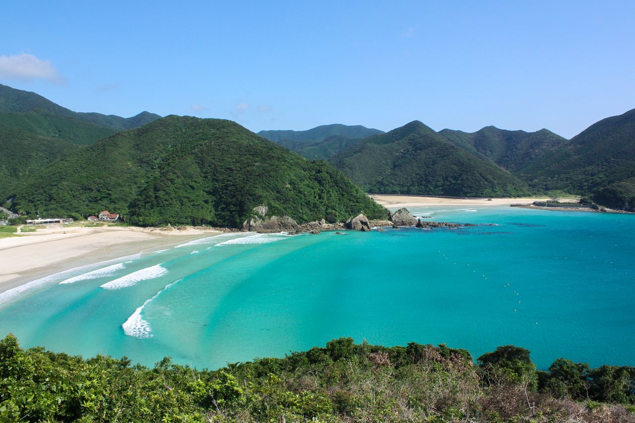 Con la arena blanca, la playa de Takahama (isla de Fukue), rodeada por las montañas, es un lugar muy popular. Fotografía: Organización para la Promoción del Turismo de Kyūshū.