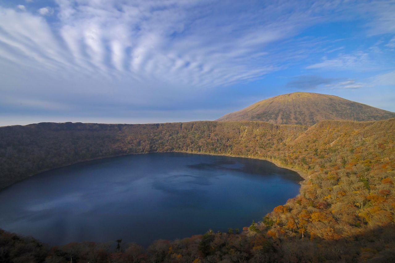 La vista del monte Karakuni desde el lago Ōnami, un paraje famoso por sus hojas otoñales. © K.P.V.B