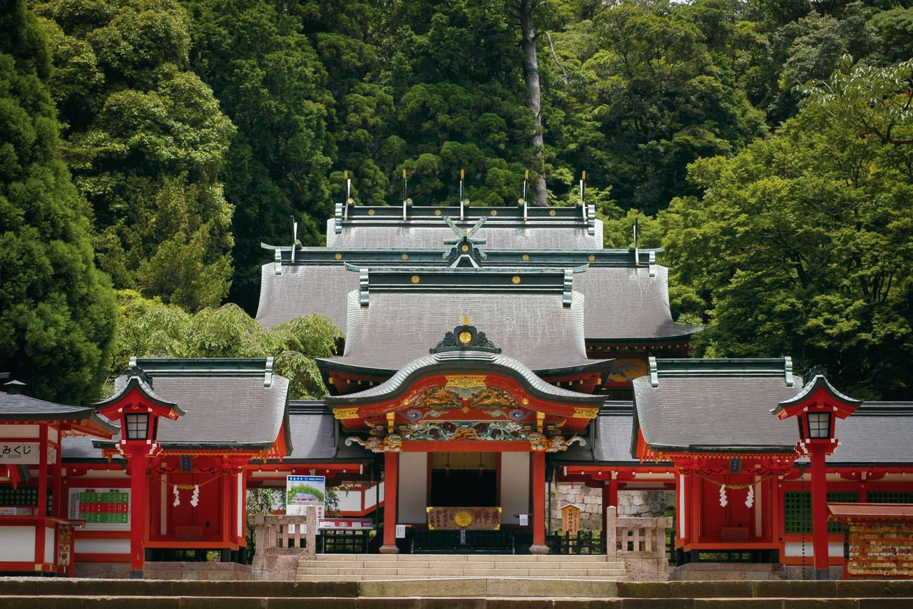El santuario de Kirishima Jingū, cuya construcción se cree que data del siglo VI, es un lugar popular entre los turistas por las supuestas energías que residen en él. © K.P.V.B