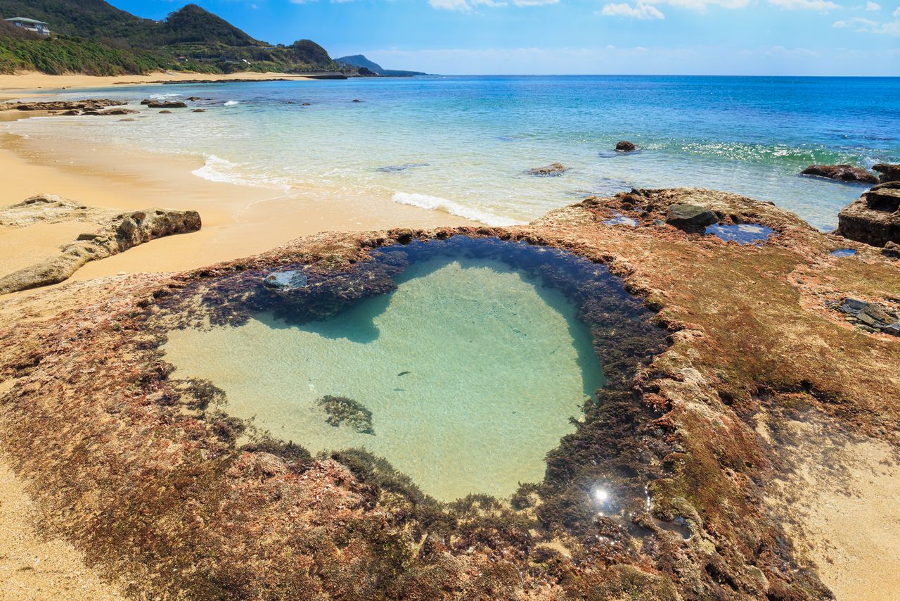 Heart Rock, un popular paraje con forma de corazón en Amami que solo aparece cuando baja la marea. Fotografía: PIXTA.