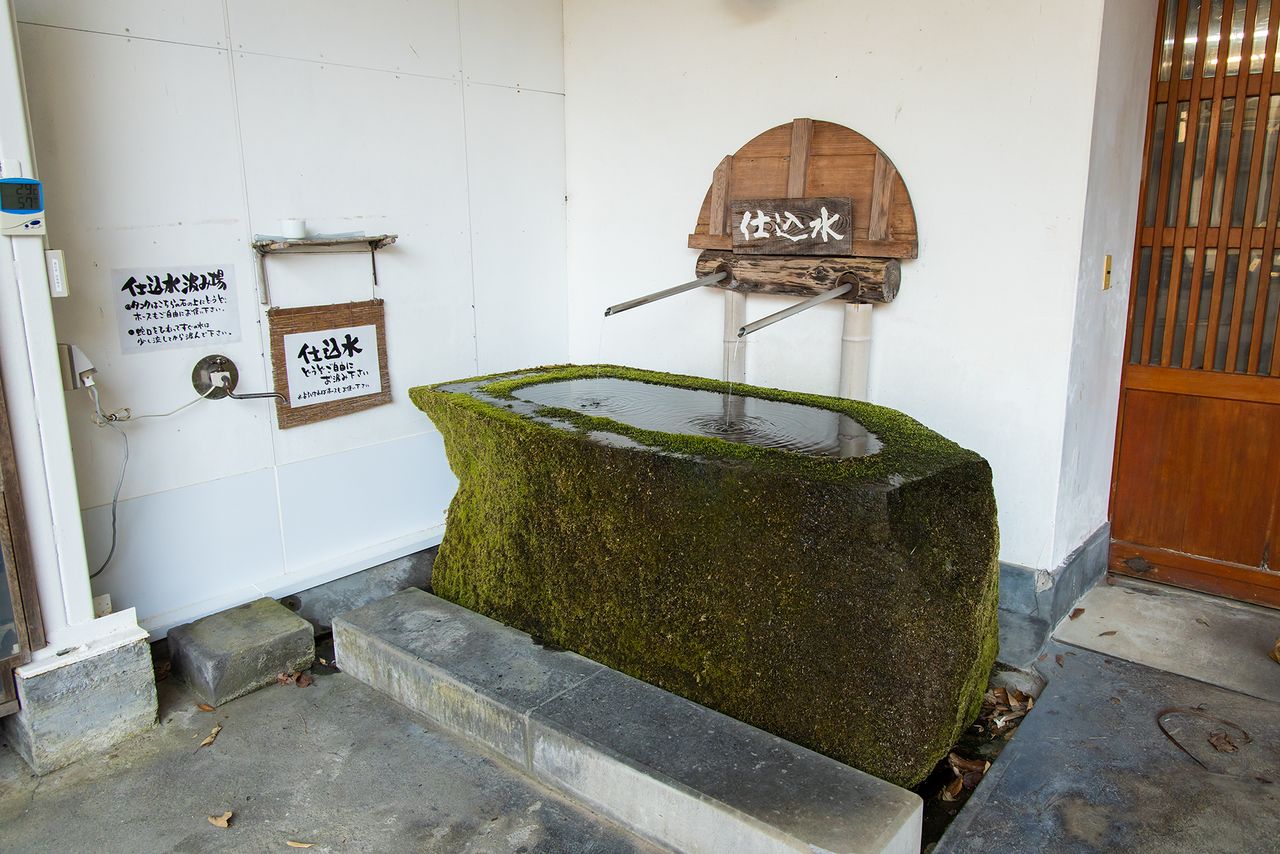 El sake de Niida Honke se elabora con agua cien por cien natural procedente de las montañas y de un pozo cercano a los arrozales de la empresa. A la entrada de la bodega es posible degustar el agua que se utiliza en la preparación del sake.