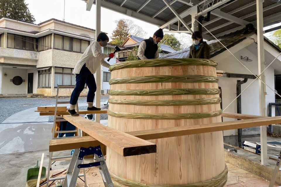 El descenso de la cantidad de maestros expertos en la elaboración de barreños de madera de gran tamaño ha sido uno de los motivos que ha llevado a la bodega a hacer los suyos propios (imagen cortesía de Niida Honke).