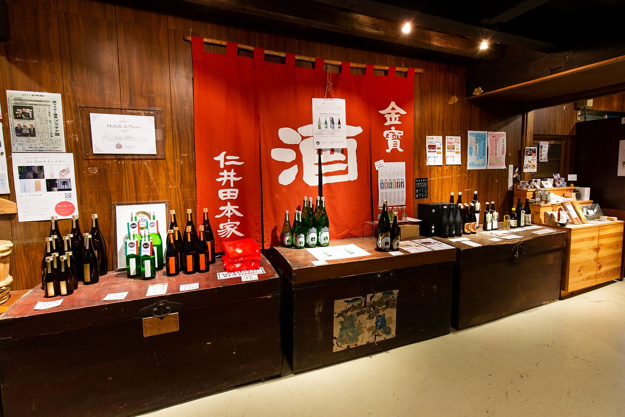 En la tienda de Niida Honke se puede degustar sake.