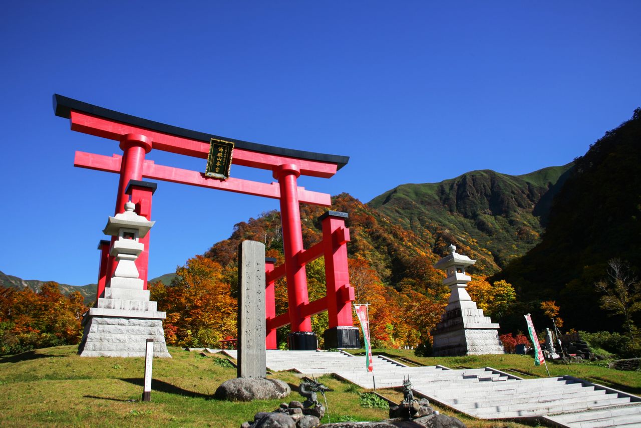 El gran pórtico torii del monte Yudono. Fotografía: Asociación de la Industria Turística de la prefectura de Yamagata.