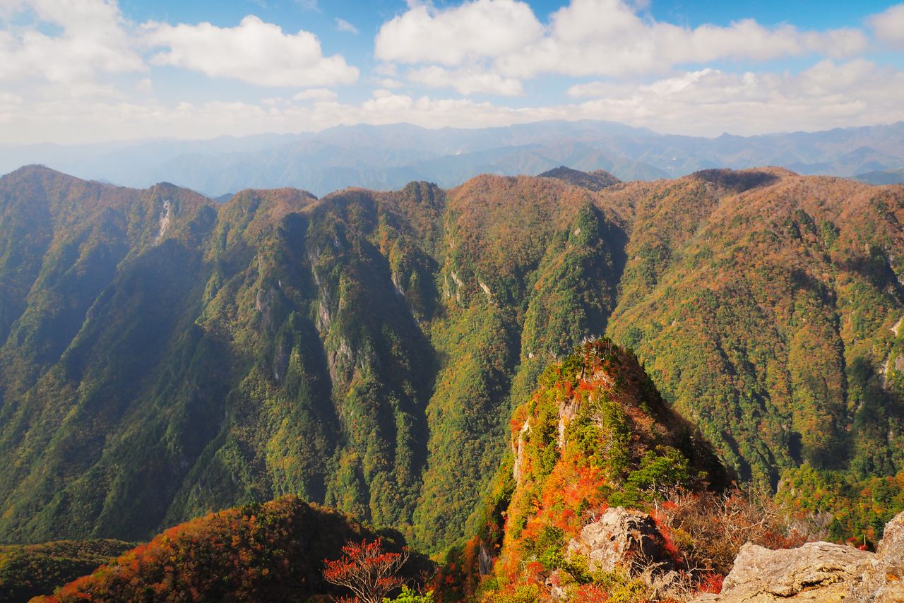 La vista otoñal desde el precipicio de Daijagura, en Ōdaigahara, con cerca de 800 metros de caída.