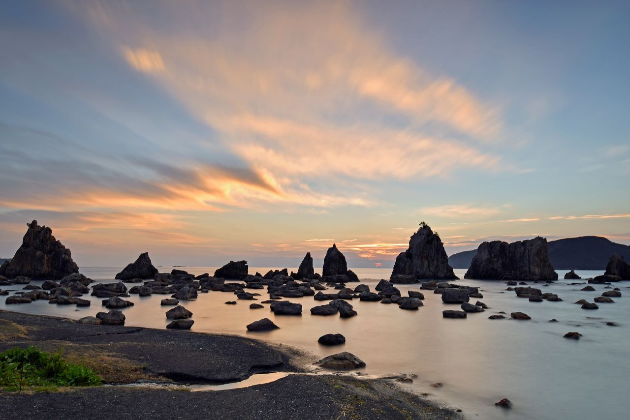 Hashigui-iwa, en Kushimoto-chō, donde se pueden encontrar cerca de 40 rocas de diversas formas y tamaños. (Fotografía: Unión Turística de la Prefectura de Wakayama.)
