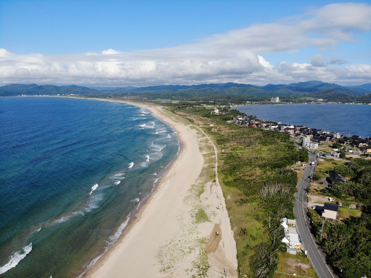 El banco de arena Shōtenkyō que separa el mar del Japón (izquierda) y la bahía de Kumihama. Su nombre tiene origen en su parecido con Ama-no-hashidate. (Fotografía: PIXTA.)