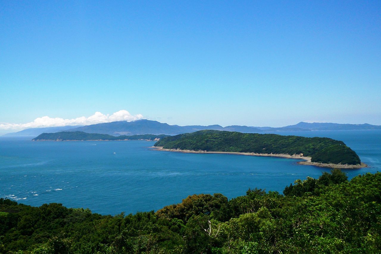 Los islotes Tomogashima desde el mirador de las ruinas de la primera batería de Miyama. (Fotografía: Unión de Turismo de la Prefectura de Wakayama.)