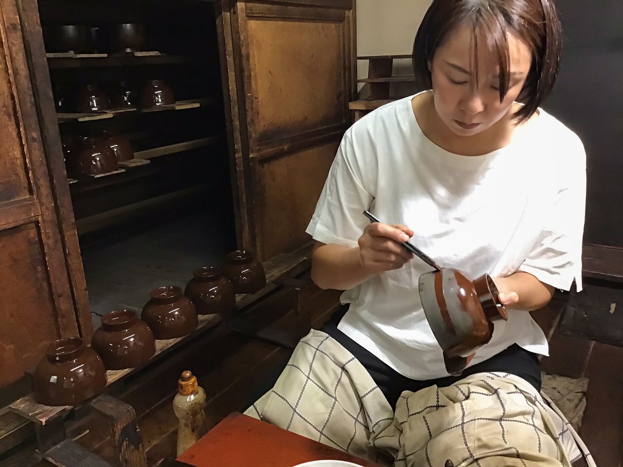 Fujimura, encargada de resguardar esta técnica tradicional de lacado. Tan solo el proceso de colocar la laca incluye más de 40 pasos. Después de la capa base, se repite el proceso de colocar la laca y frotarla. (Imagen de Urumi Kōgei) 