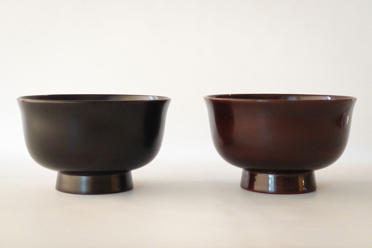 Comparación de tazones de laca. A la derecha, uno brillante con más de 10 años de uso. (imagen de Urumi Kōgei) 