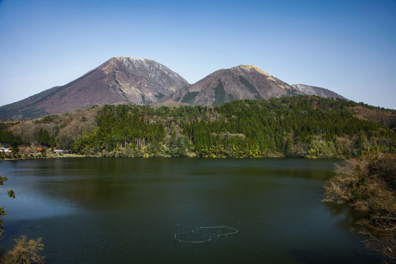 La vista del monte Sanbe al otro lado del lago Ukinuno-ike, que se formó tras una erupción volcánica. A la izquierda, el monte Osanbe; a la derecha, Kosanbe, y, al fondo, la cresta del Magosanbe. (Imagen de la Unión Turística de la Prefectura de Shimane) 
