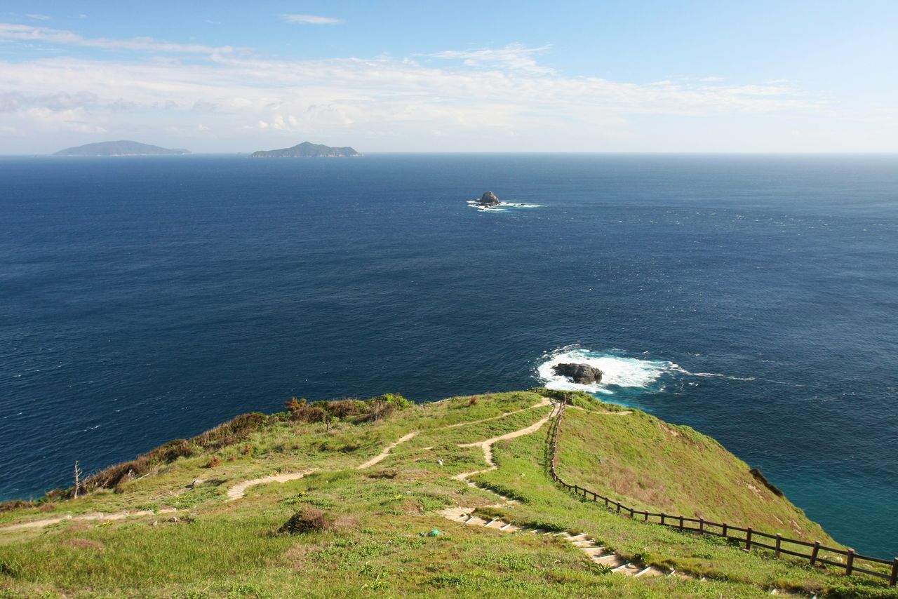 El cabo Kōmo, con un acantilado de casi 100 metros, es famoso por sus atardeceres. (Imagen de la Asociación de Productos Turísticos de la Prefectura de Ehime)
