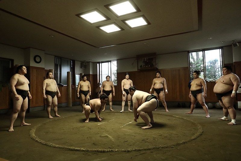 Vídeo] La rutina de los luchadores de sumo del establo de Takadagawa
